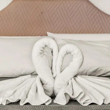 Unique 3-3 Apartahotel 3*